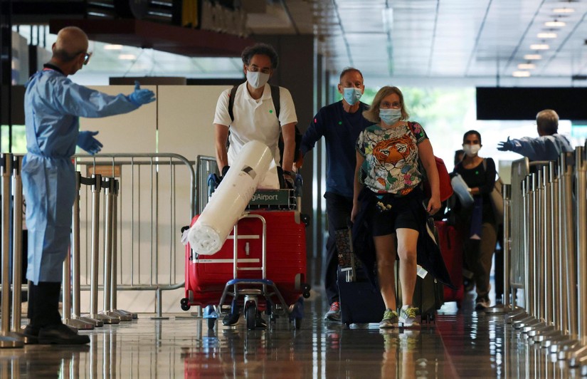Khách quốc tế đến Singapore qua sân bay Changi vào ngày 20.10 theo chính sách miễn cách ly. Ảnh: Reuters