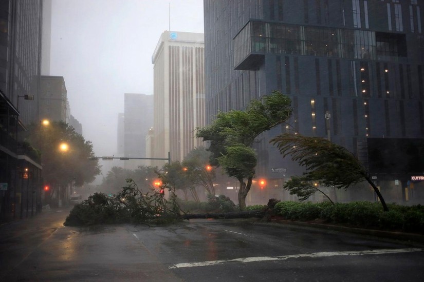 Siêu bão Ida quét qua trung tâm thành phố New Orleans hôm 29/8. Ảnh: USA Today