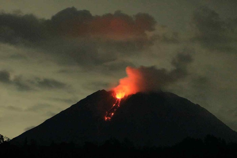 Núi lửa Semeru phun trào ở phía đông đảo Java đã khiến 51 người thiệt mạng và hơn 9.000 người phải di dời, hôm 4/12. Ảnh: Reuters