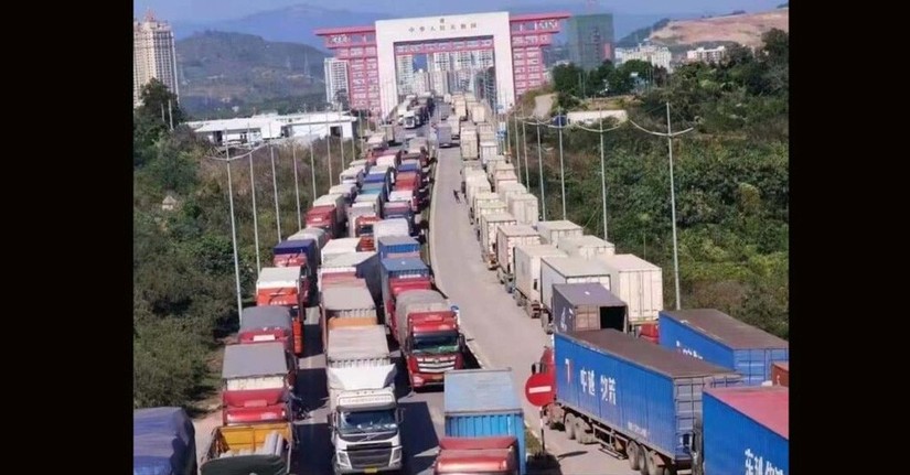 Container ùn ứ nối đuôi nhau trên quãng đường dài 20km để chờ thông quan. Ảnh: Laotian Times