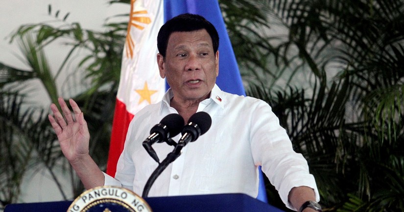 Tổng thống Philippines Rodrigo Duterte ký ngân sách quốc gia gần 100 tỷ USD cho năm 2022. Ảnh: Reuters