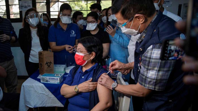 Bộ trưởng Y tế Philippines Francisco Duque tiêm mũi tăng cường cho nhân viên y tế vào ngày 17/ 11 tại Manila. Ảnh: Reuters