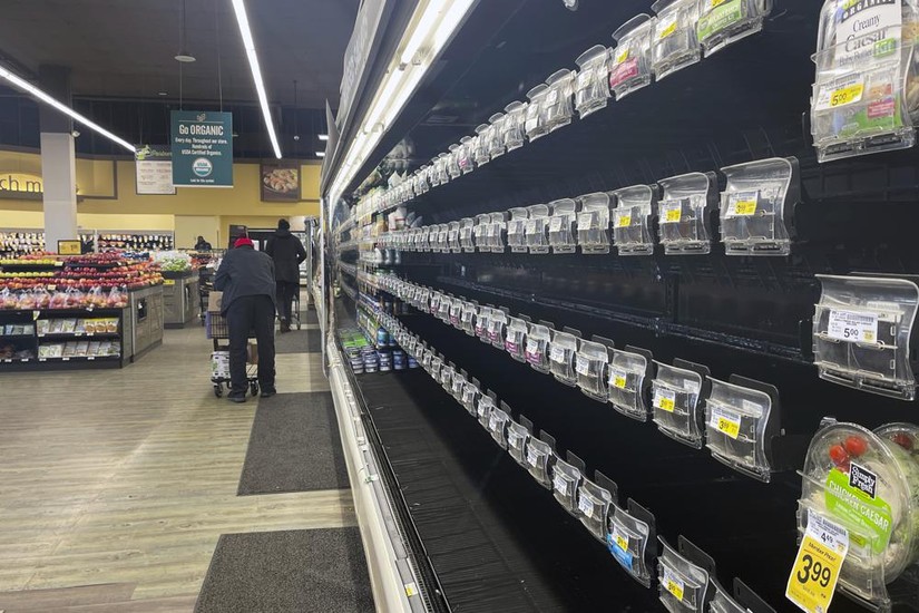 Những kệ hàng trống tại một siêu thị thuộc thành phố Cranberry Township, bang Pennsylvania, Mỹ, ngày 11/1. Ảnh: AP