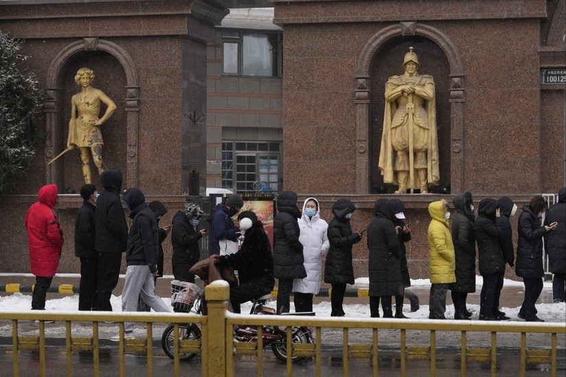 Người dân xếp hàng lấy mẫu xét nghiệm Covid-19 ở thành phố Bắc Kinh, 22/1. Ảnh: AP