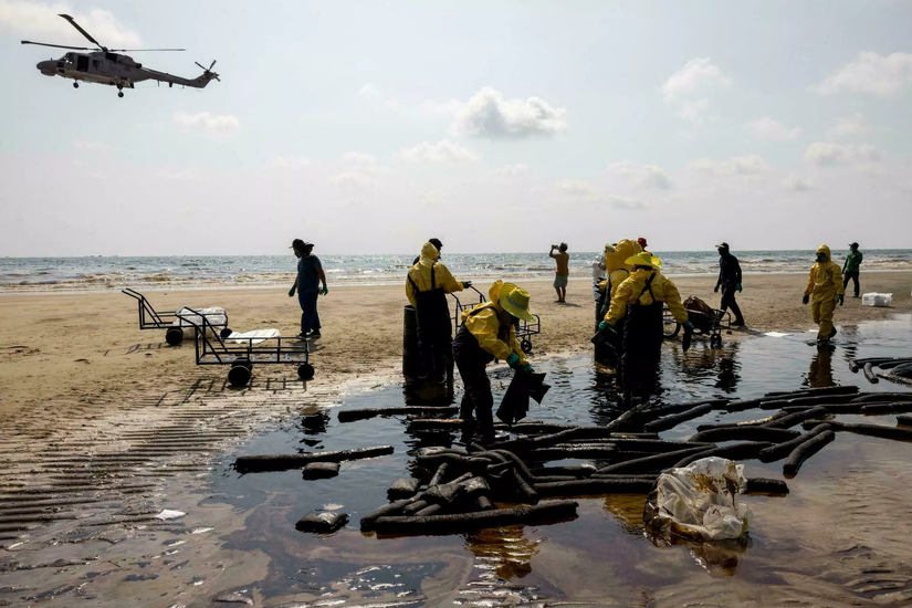Máy bay, lực lượng cứu hộ được triển khai trong chiến dịch dọn dẹp sự cố rò rỉ dầu trên biển Thái Lan. Ảnh: AFP