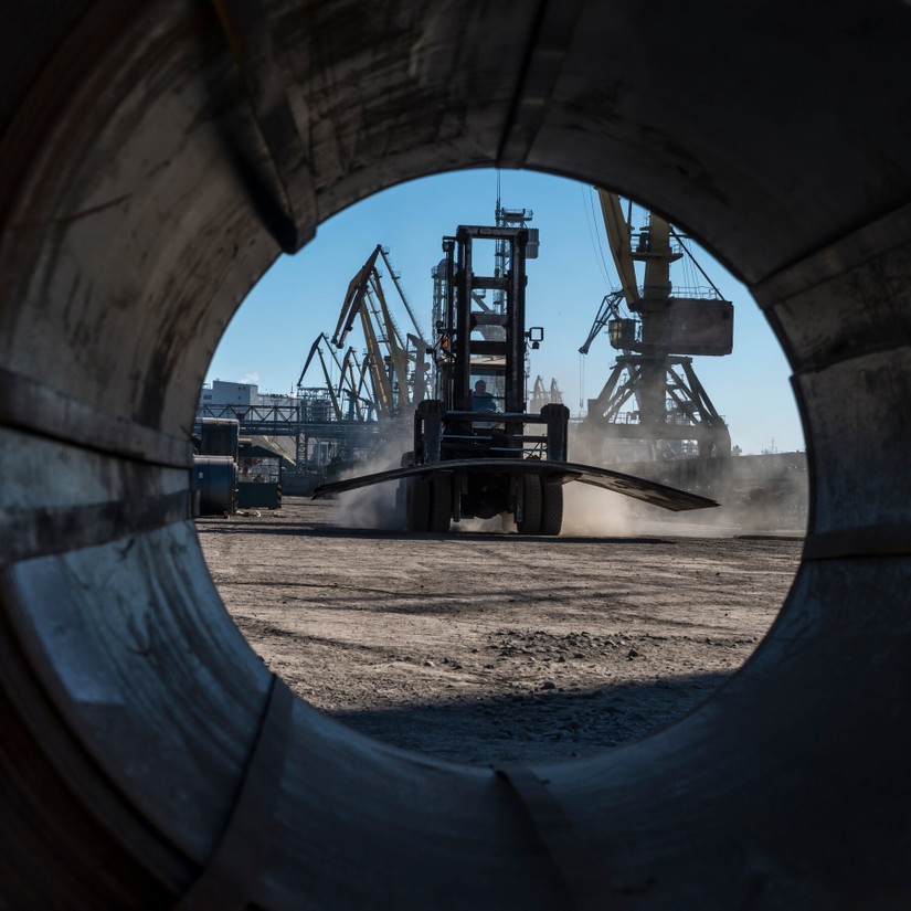 Một người điều khiển xe nâng chuyển các tấm thép tại cảng Mykolaiv, Ukraine. Ukraine là nước sản xuất đáng kể uranium, titan, quặng sắt, thép và amoniac. Ảnh: New York Times