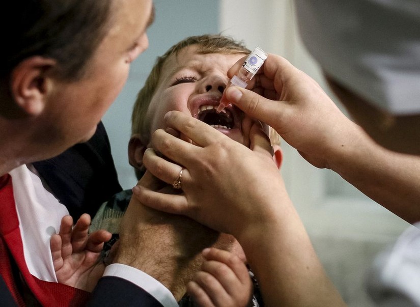 Một cậu bé được tiêm vaccine bại liệt tại một phòng khám ở Kiev, Ukraine. Ảnh: 