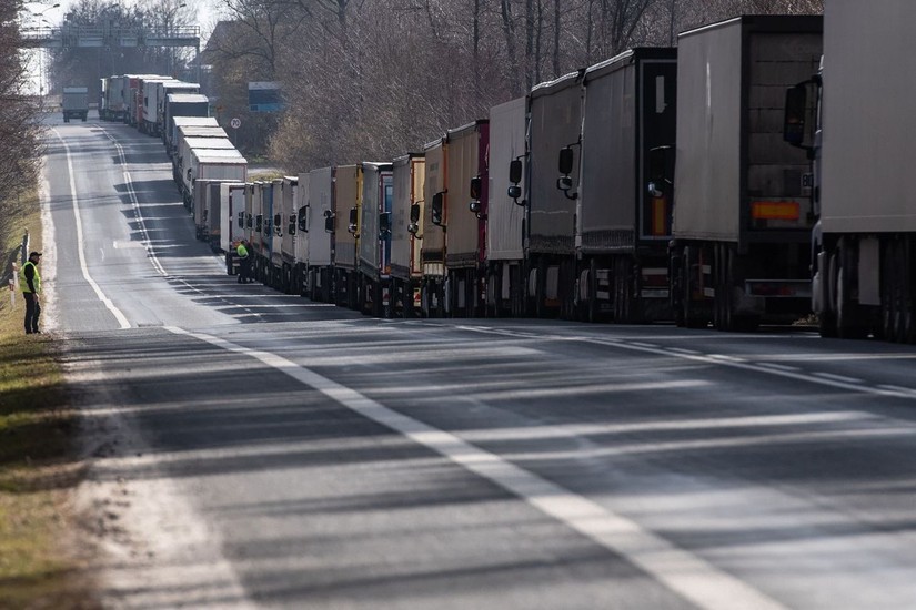Hàng dài xe vận tải chờ thông quan từ Ukraine sang Ba Lan. Ảnh: Shutterstock