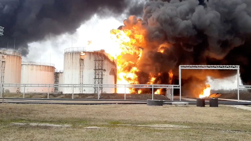 Một hình ảnh tĩnh được chụp từ đoạn video cho thấy một kho nhiên liệu bốc cháy ở thành phố Belgorod, Nga, ngày 1/4. Ảnh: Bộ Tình trạng khẩn cấp Nga / Reuters
