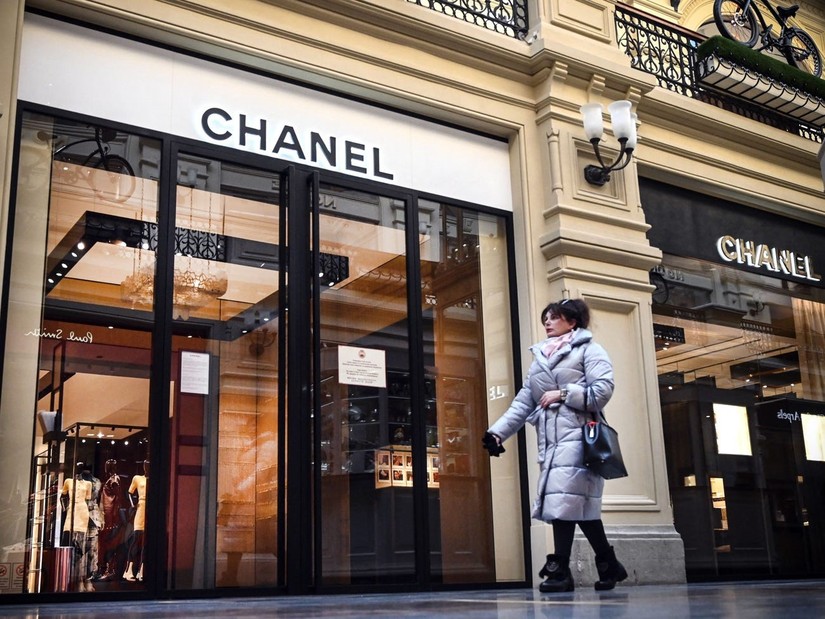 Nhiều thương hiệu xa xỉ, bao gồm Chanel, Hermès, Prada và LVMH, đã tạm thời đóng cửa các cửa hàng của họ ở Nga. Ảnh: AFP 