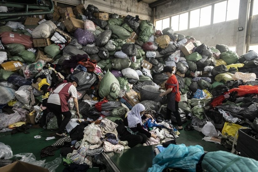Một cơ sở kinh doanh quần áo cũ ở Hàng Châu, Trung Quốc. Vào năm 2020, Trung Quốc thải ra khoảng 22 triệu tấn chất thải dệt và được tái chế khoảng 20% ​​trong số đó. Ảnh: Bloomberg