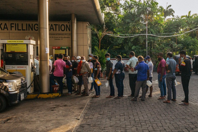 Người dân xếp hàng mua xăng dầu ở Colombo, Sri Lanka, ngày 12/4. Ảnh: Bloomberg
