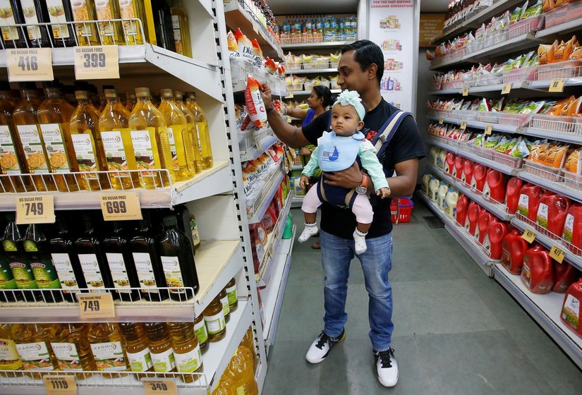 Người dân trong một trung tâm mua sắm ở Ấn Độ. Ảnh: Reuters