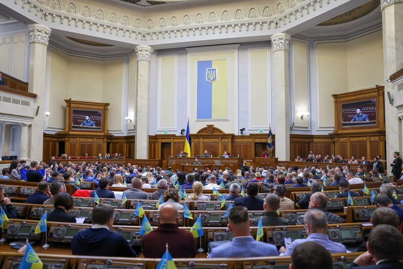 Quốc hội Ukraine thông qua hai dự luật cấm sách và âm nhạc Nga. Ảnh: Reuters