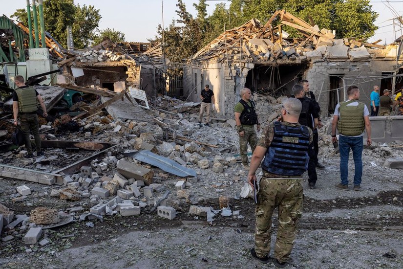Khung cảnh đổ nát sau các vụ pháo kích tại khu chung cư ở Mykolaiv, Ukraine, ngày 29/8. Ảnh: Reuters