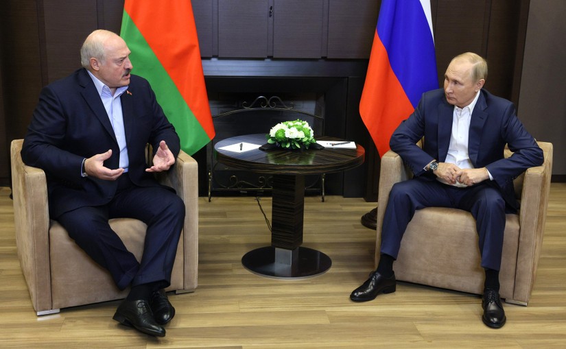 Tổng thống Belarus Alexander Lukashenko gặp người đồng cấp Nga Vladimir Putin tại Sochi, Nga, ngày 26/9. Ảnh: CNN