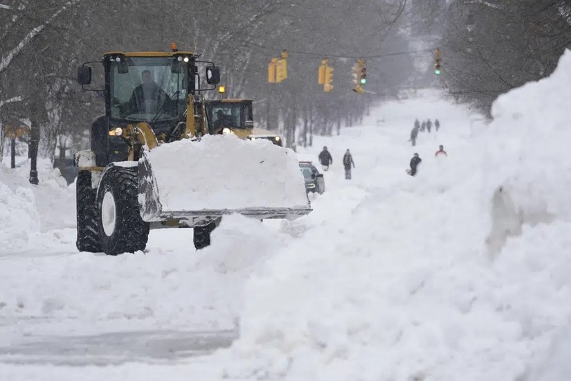 Công nhân sử dụng xe xúc để dọn tuyết trên đại lộ Richmond, Buffalo, New York, Mỹ, ngày 26/12. Ảnh: AP