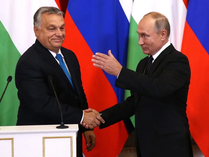 Thủ tướng Hungary Viktor Orban bắt tay Tổng thống Nga Vladimir Putin trong cuộc gặp tại Điện Kremlin, tháng 9/2018. Ảnh: Getty Images
