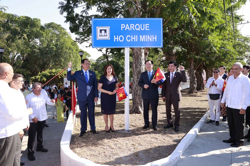 Chủ tịch Quốc hội Vương Đình Huệ dự lễ đổi tên Công viên Hòa Bình thành công viên Hồ Chí Minh tại thủ đô La Habana. Ảnh: Quốc hội Việt Nam