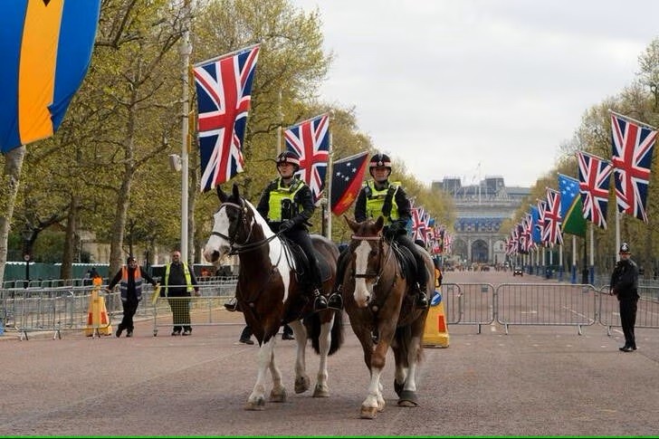 Cảnh sát Anh cưỡi ngựa tuần tra trước lễ đăng quang của Vua Charles III, ngày 3/5. Ảnh: Reuters