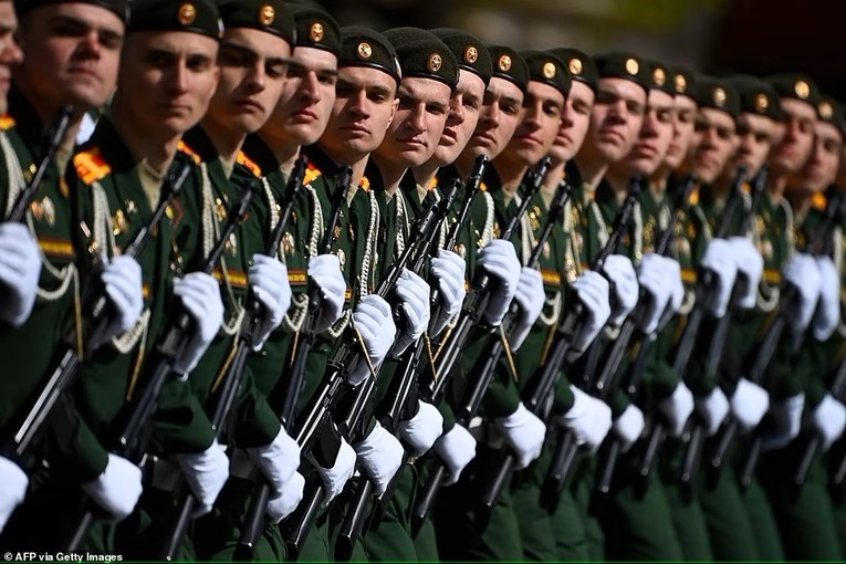 Các quân nhân Nga diễu hành qua Quảng trường Đỏ, ngày 9/5/2022. Ảnh: AFP