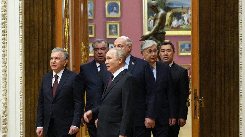 Tổng thống Nga Vladimir Putin với các nhà lãnh đạo Belarus, Kazakhstan, Kyrgyzstan, Uzbekistan và Tajikistan tại St. Petersburg vào tháng 12/2022. Ảnh: TASS