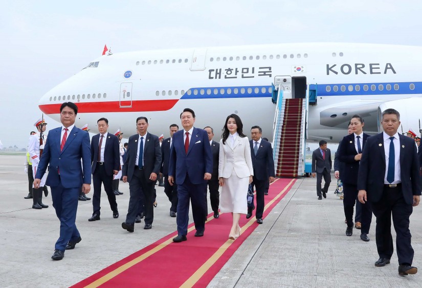 Tổng thống Hàn Quốc Yoon Suk-yeol và Phu nhân tại sân bay quốc tế Nội Bài. Ảnh: TTXVN 