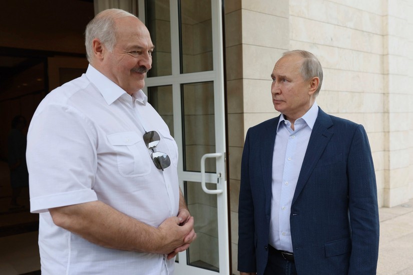Tổng thống Belarus Alexander Lukashenko và Tổng thống Nga Vladimir Putin. Ảnh: AP