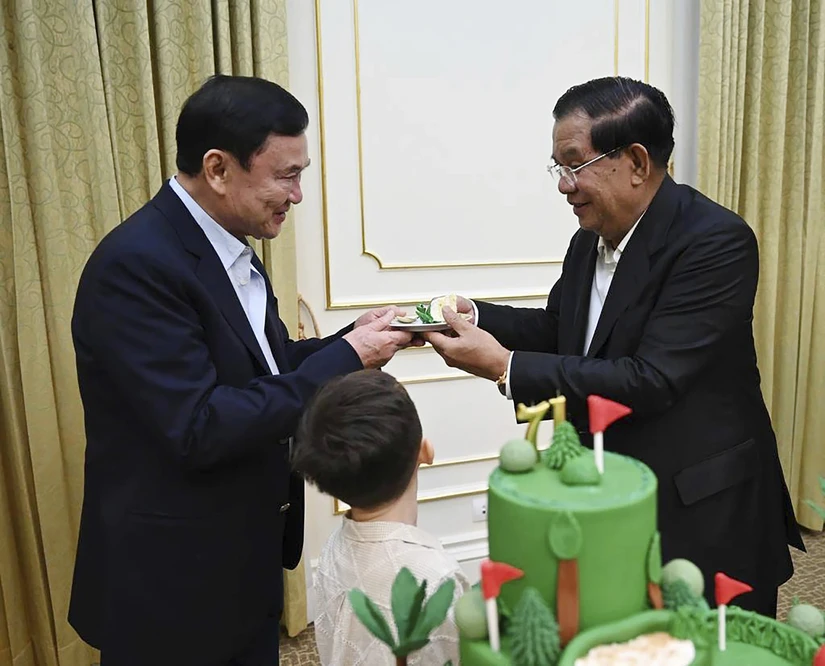 Cựu Thủ tướng Thái Lan Thaksin Shinawatra (trái) tại tiệc sinh nhật của Thủ tướng Campuchia Hun Sen. Ảnh: AP