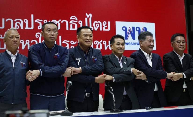 Lãnh đạo đảng Bhumjaithai Anutin Charnvirakul (ở giữa bên trái) và lãnh đạo đảng Pheu Thai Cholnan Srikaew (ở giữa bên phải) tại cuộc họp quyết định thành lập liên minh tại trụ sở Pheu Thai, ngày 7/8. Ảnh: Bangkok Post