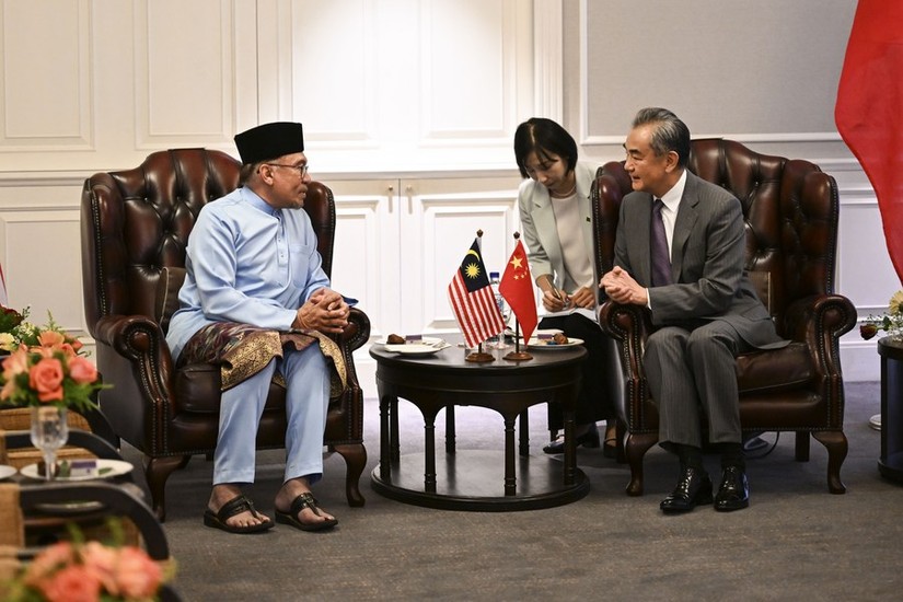 Thủ tướng Malaysia Anwar Ibrahim (trái) gặp Ngoại trưởng Trung Quốc Vương Nghị. Ảnh: Xinhua