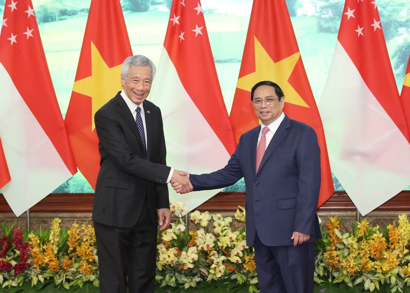 Thủ tướng Phạm Minh Chính bắt tay Thủ tướng Lý Hiển Long trước hội đàm. Ảnh: Quang Phúc