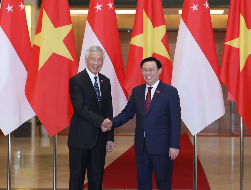Chủ tịch Quốc hội Vương Đình Huệ và Thủ tướng Singapore Lý Hiển Long. Ảnh: Quang Phúc