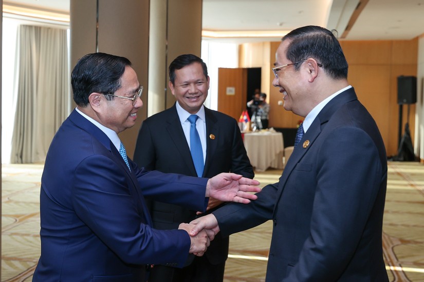 Thủ tướng Phạm Minh Chính gặp Thủ tướng Lào Sonexay Siphandone và Thủ tướng Campuchia Hun Manet. Ảnh: VGP