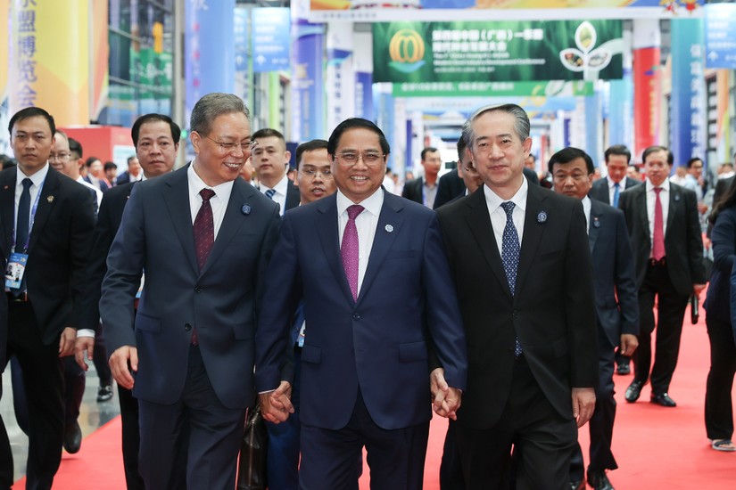 Thủ tướng Phạm Minh Chính, Ủy viên thường vụ khu ủy, Trưởng ban Tổ chức khu ủy Quảng Tây (trái), Đại sứ Trung Quốc tại Việt Nam (phải) tham quan các gian hàng tại Hội chợ CAEXPO. Ảnh: VGP