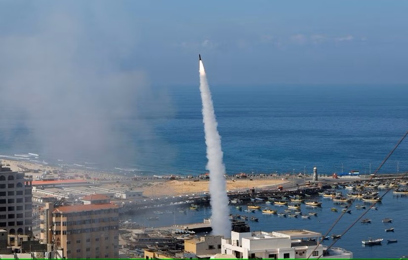 Nhóm vũ trang Hamas tại Dải Gaza phóng tên lửa vào Israel, ngày 7/10. Ảnh: Reuters
