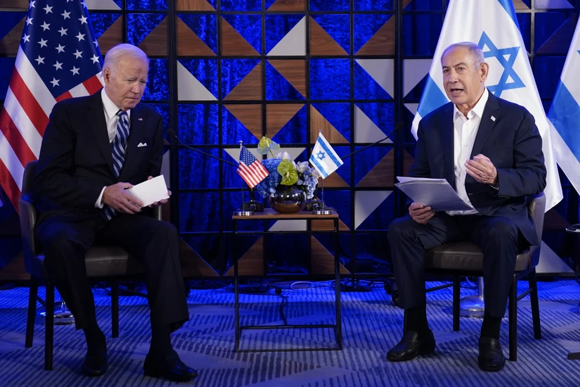 Tổng thống Mỹ Joe Biden trao đổi với Thủ tướng Israel Benjamin Netanyahu tại Tel Aviv, ngày 18/10. Ảnh: AP