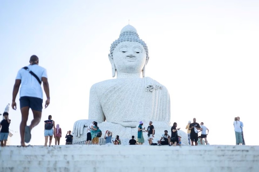 Khách du lịch tham quan tượng Phật lớn ở Phuket, Thái Lan, ngày 3/7. Ảnh: Reuters