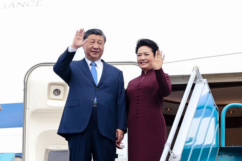Tổng Bí thư, Chủ tịch nước Trung Quốc Tập Cận Bình và Phu nhân tại sân bay Nội Bài. Ảnh: VGP