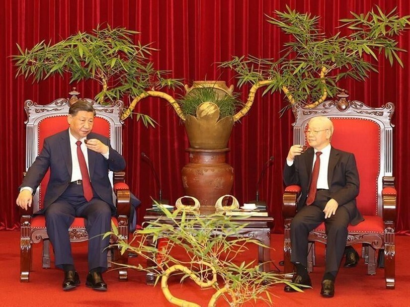 Tổng Bí thư Nguyễn Phú Trọng mời Tổng Bí thư, Chủ tịch Trung Quốc Tập Cận Bình thưởng thức trà, ngày 12/12. Ảnh: TTXVN