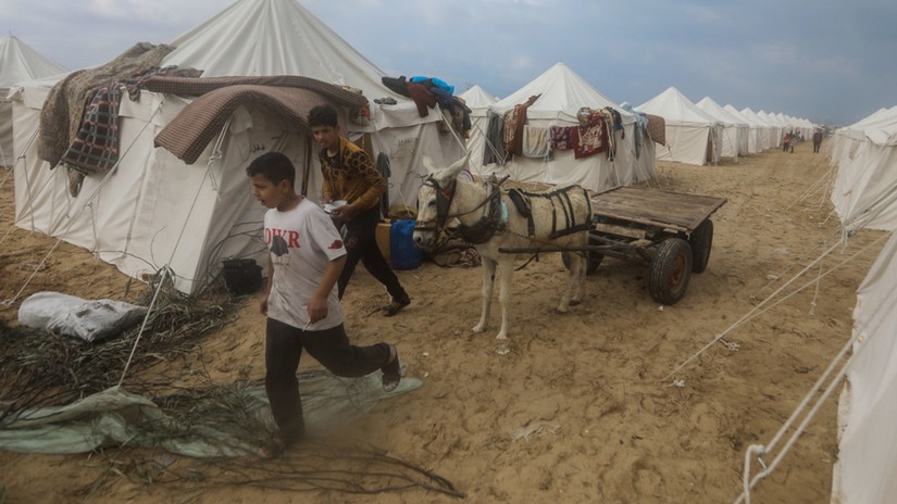 Trẻ em Palestine tại các lều trú ẩn ở trại tị nạn Khan Younis, miền nam Gaza. Ảnh: Getty Images