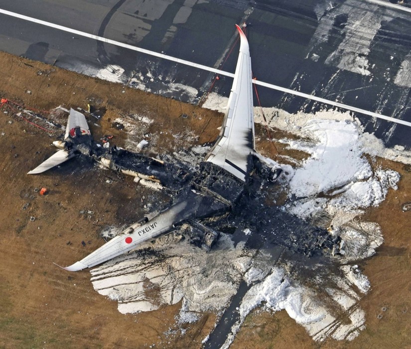 Ảnh chụp trên không: Xác chiếc máy bay Airbus A350 của Japan Airlines bị cháy sau khi va chạm với máy bay của Lực lượng Bảo vệ bờ biển Nhật Bản tại Sân bay Haneda, Tokyo. Ảnh: Kyodo News