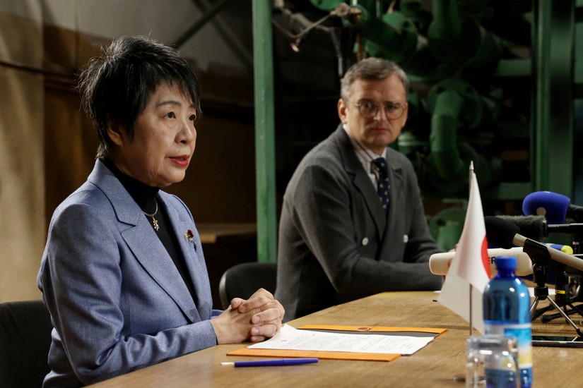 Ngoại trưởng Nhật Bản Yoko Kamikawa và Ngoại trưởng Ukraine Dmytro Kuleba họp báo trong hầm tránh bom ở thủ đô Kiev, Ukraine, ngày 7/1. Ảnh: AFP