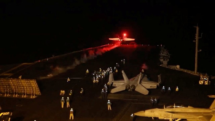 Một máy bay Mỹ cất cánh để tiến hành các cuộc không kích nhằm vào các mục tiêu quân sự ở Yemen, ngày 12/1. Ảnh: US Central Command
