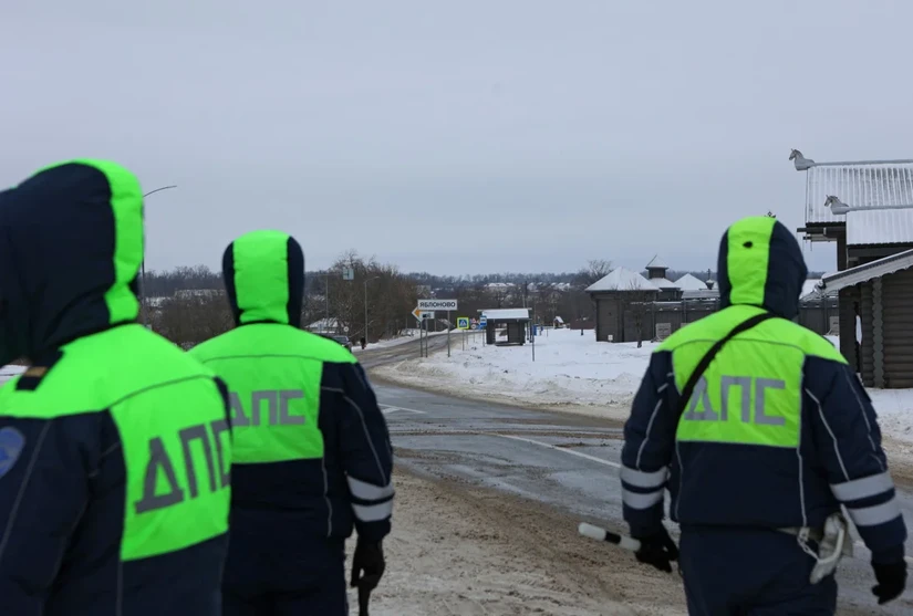 Cảnh sát giao thông Nga phong tỏa một con đường gần nơi máy bay vận tải quân sự Ilyushin Il-76 rơi bên ngoài làng Yablonovo, vùng Belgorod của Nga, ngày 24/1. Ảnh: Reuters