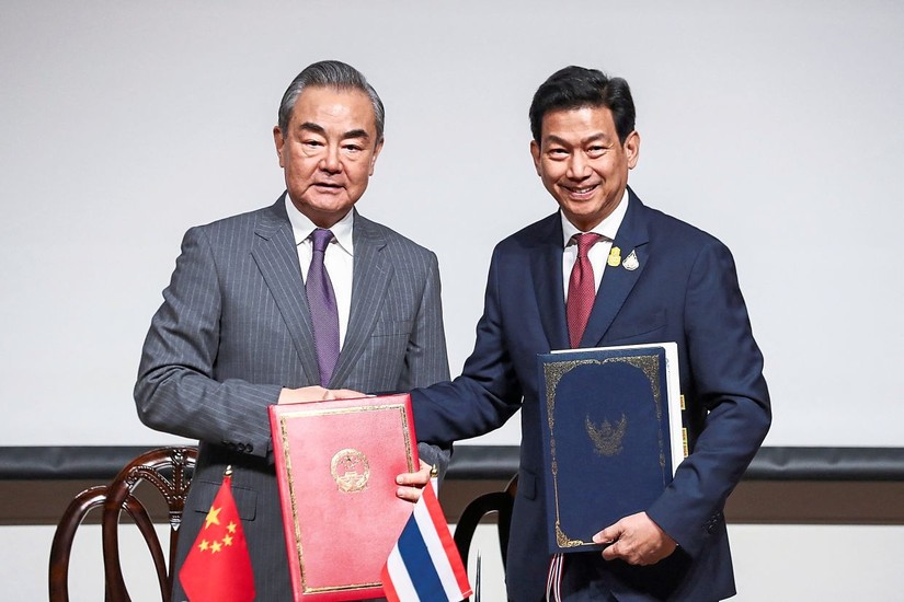 Ngoại trưởng Trung Quốc Vương Nghị và Ngoại trưởng Thái Lan Parnpree Bahiddha-Nukara tại lễ ký kết thỏa thuận miễn thị thực lẫn nhau, Bangkok, Thái Lan, ngày 28/1. Ảnh: Reuters