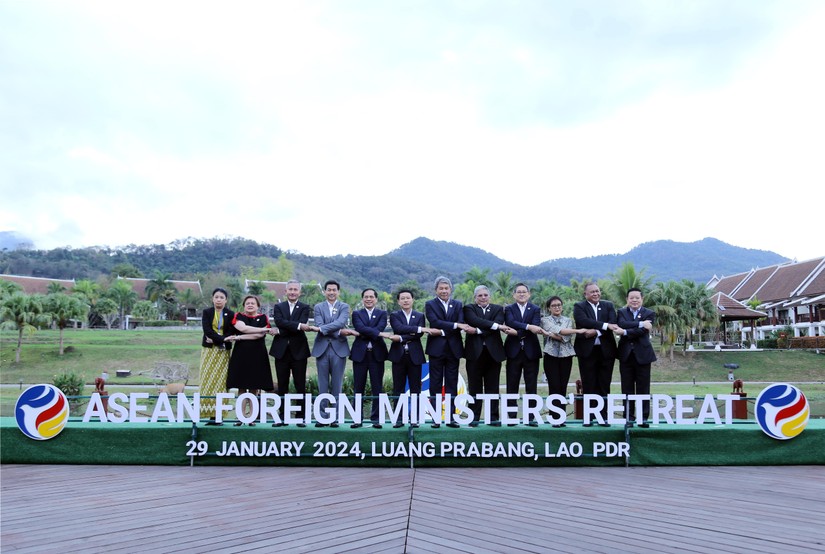 Các Bộ trưởng Ngoại giao ASEAN chụp ảnh lưu niệm. Ảnh: Báo Thế giới và Việt Nam 