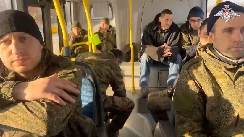 Các binh sĩ Nga ngồi trên xe buýt sau cuộc trao đổi tù binh với Ukraine. Ảnh: BQP Nga