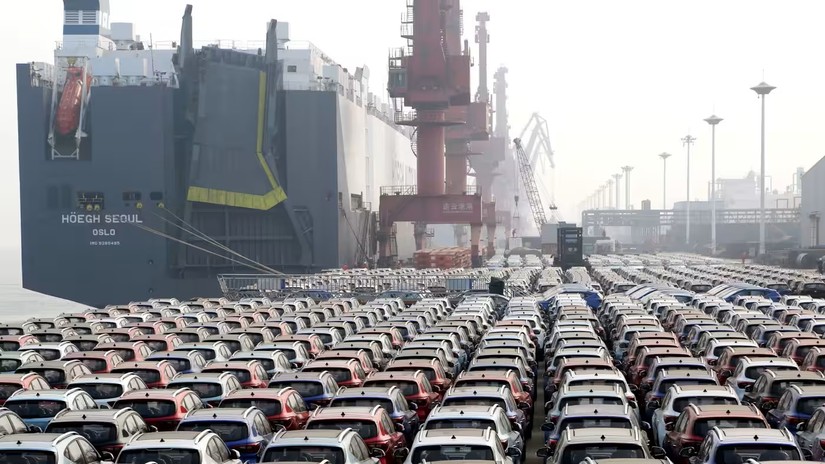 Ô tô xuất khẩu chờ được xếp lên tàu chở hàng tại cảng ở Liên Vân Cảng, Trung Quốc. Ảnh: Reuters