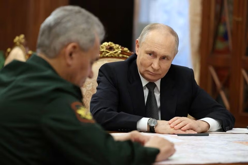 Tổng thống Nga Vladimir Putin gặp Bộ trưởng Quốc phòng Nga Sergey Shoigu, ngày 20/2. Ảnh: Sputnik